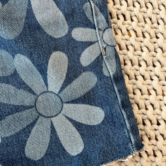 NWT Blank NYC Fresh as a Daisy Floral Pattern The Reeve High-Rise Ribcage Shorts - Picture 8 of 13